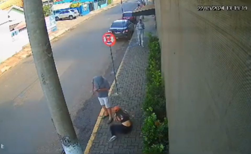 Imagem da câmera de segurança que registrou a ataque do casal contra a jovem, com soda cáustica, no Paraná