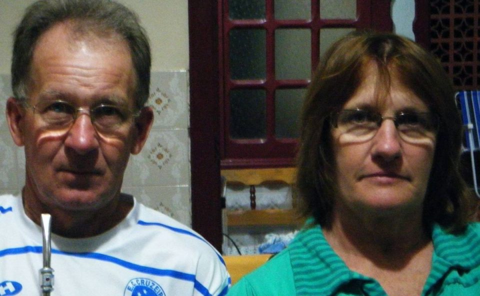 Foto mostra Asteria Sehn, de 69 anos, e Armindo Sehn, olhando para câmera, lado a lado; marido e esposa morreram em acidente com caminhonete em SC