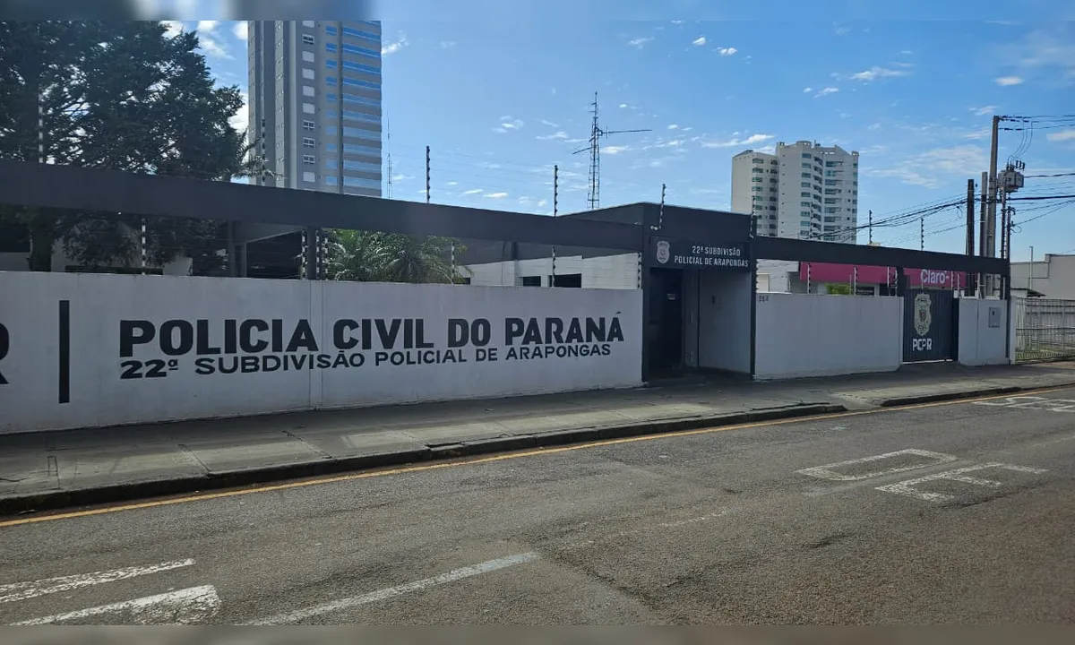 Foto mostra fachada de Delegacia da Polícia Civil em Arapongas, que investiga o caso em que casal foi sequestrado e agredido no Paraná