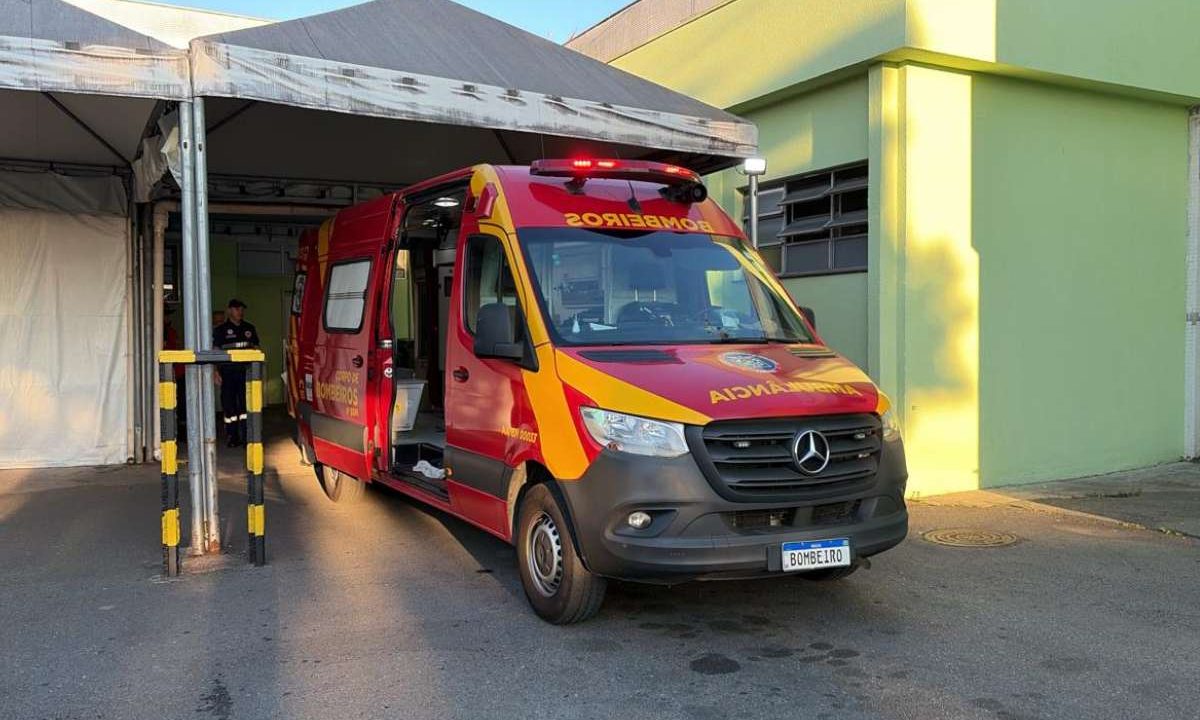 Ambulância do Siate que resgatou ciclista atropelado por caminhão
