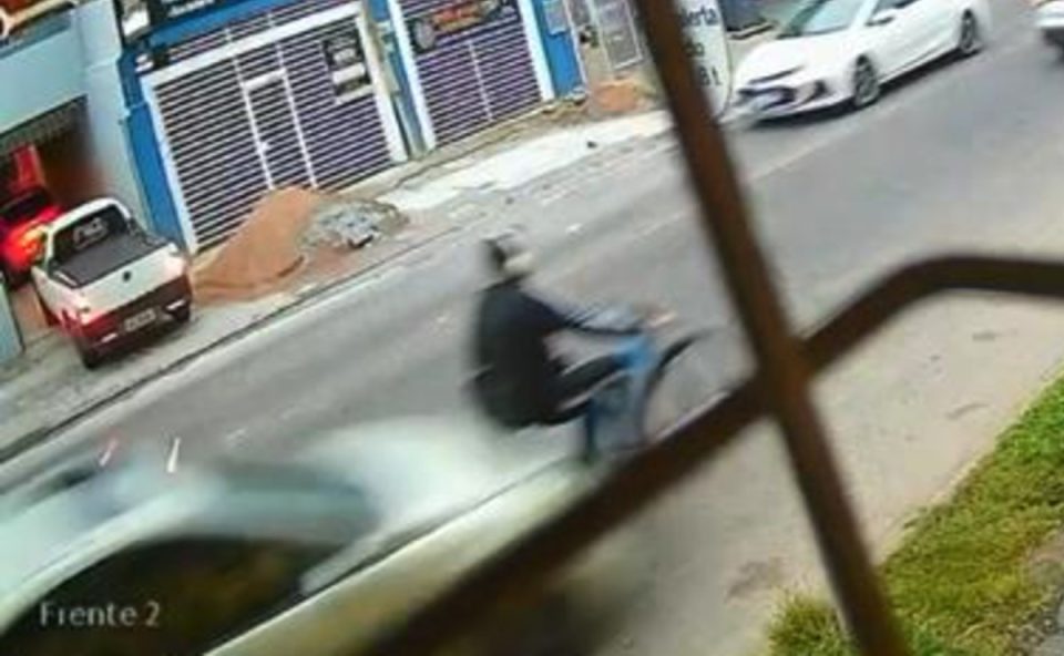 Ciclista sendo atropelado por um carro em Pinhais. Motorista fugiu depois do acidente.