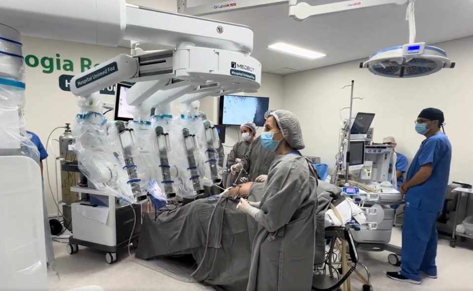 Uma cirurgia robótica foi transmitida do Paraná para a China em evento médico 
