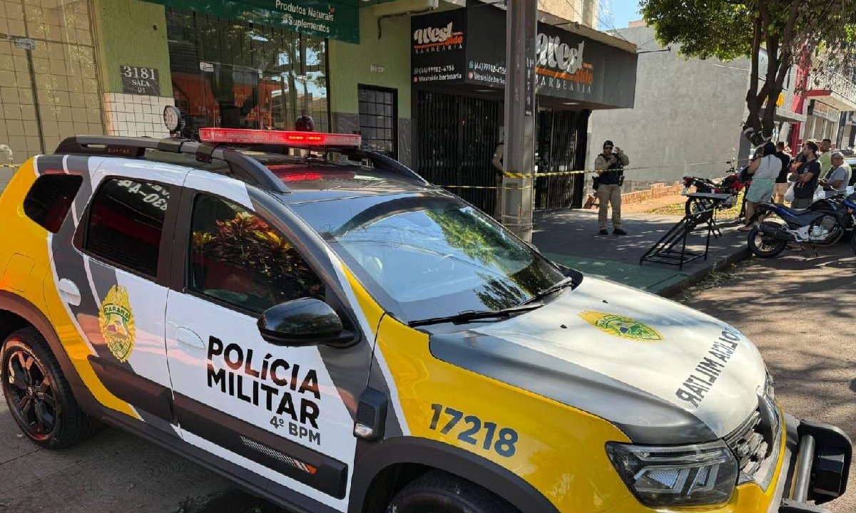 Foto mostra policiais em frente a barbearia onde o crime aconteceu