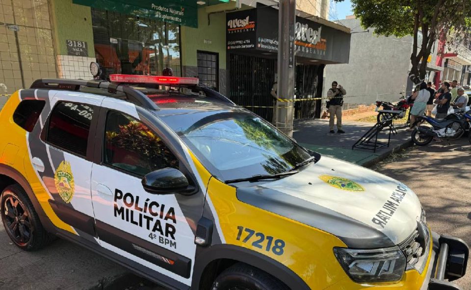 Foto mostra policiais em frente a barbearia onde o crime aconteceu