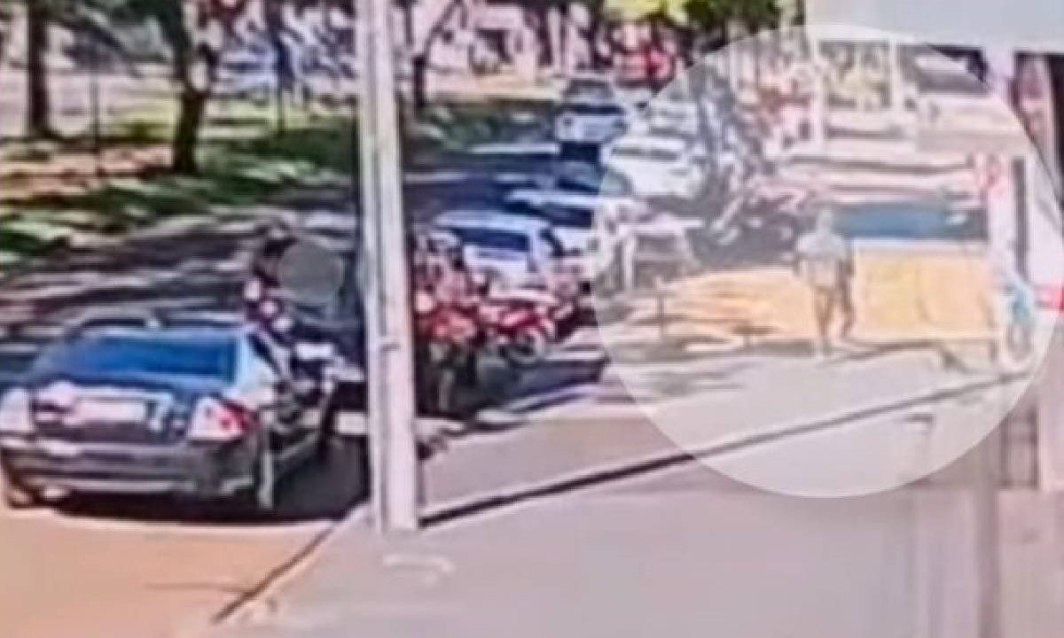 Foto mostra momento em que criminoso invade barbearia e mata cliente e barbeiro a tiros em Maringá