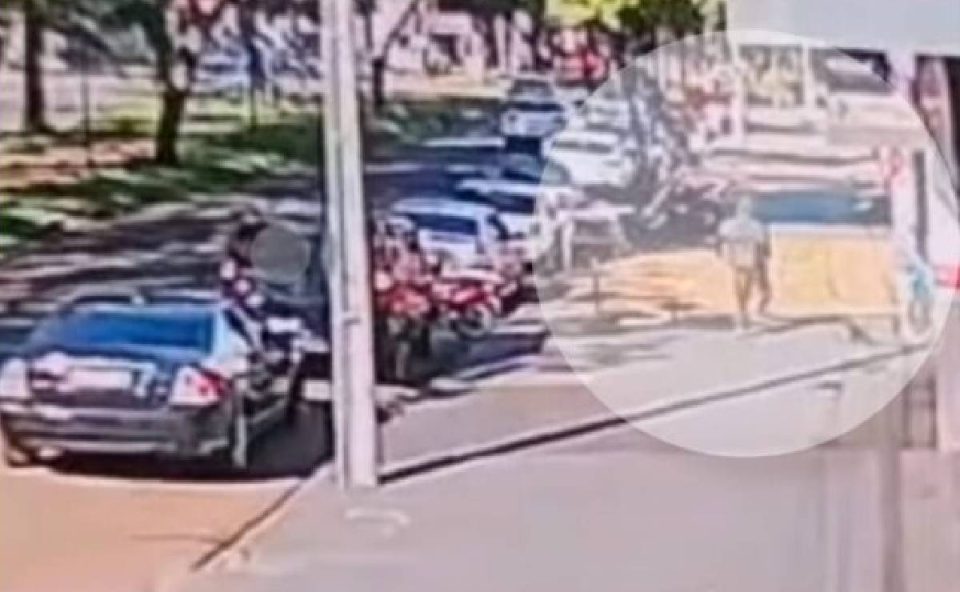 Foto mostra momento em que criminoso invade barbearia e mata cliente e barbeiro a tiros em Maringá