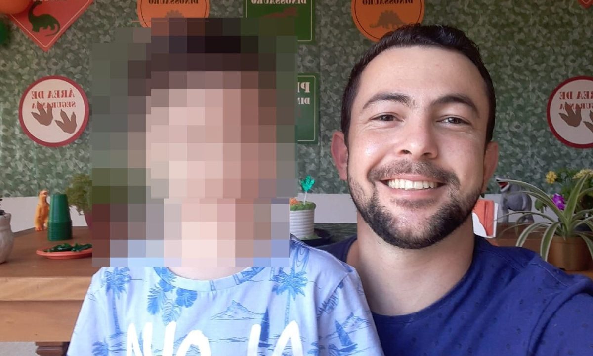 Na foto, o cliente morto a tiros na barbearia Evaldo Gomes de Araújo, de 36 anos, aparece sorrindo ao lado do filho, de 8.