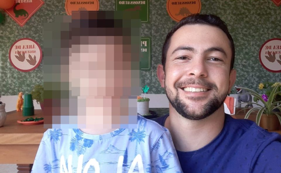 Na foto, o cliente morto a tiros na barbearia Evaldo Gomes de Araújo, de 36 anos, aparece sorrindo ao lado do filho, de 8.