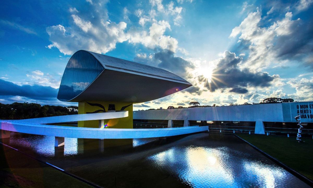 foto do museu oscar niemeyer em curitiba para ilustrar o clima na capital paranaense