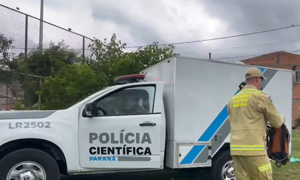 Colombiano agredido e jogado no Rio Atuba teria recusado carona a suspeito. Imagem mostra o caminhão da Polícia Científica. Caminhão branco com uma listra azul.