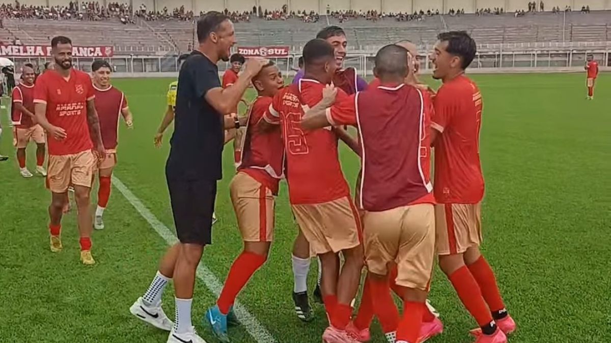 Jogadores do Rio Branco comemoram o segundo gol contra a Laranja Mecânica.