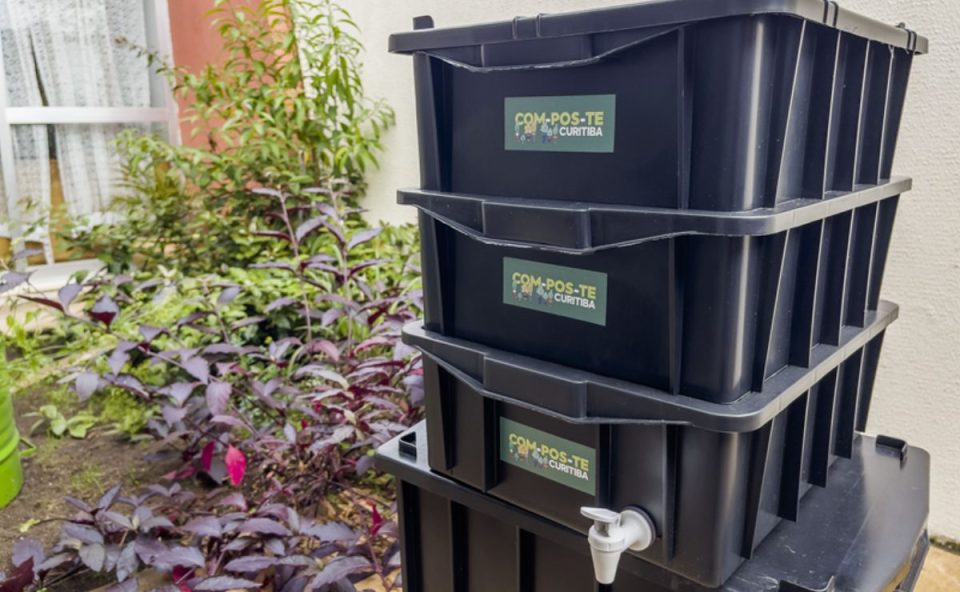 Composteira doméstica em residência de Curitiba utilizada para reciclar resíduos orgânicos em casa