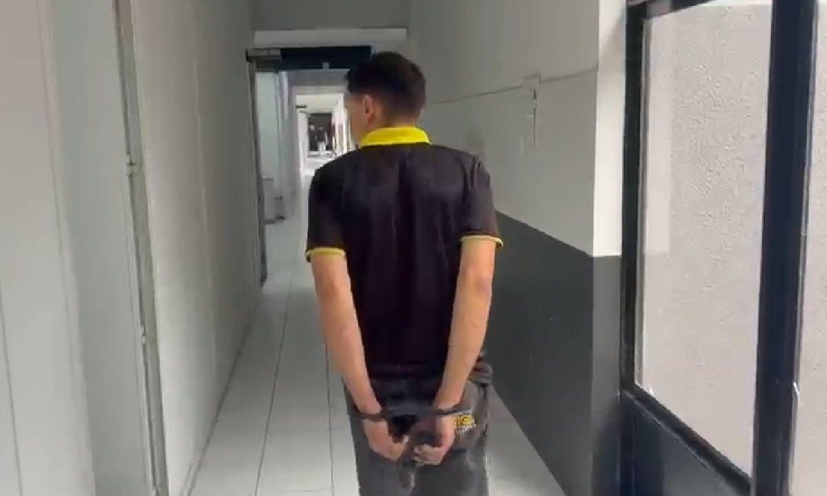 Foto mostra suspeito sendo preso
