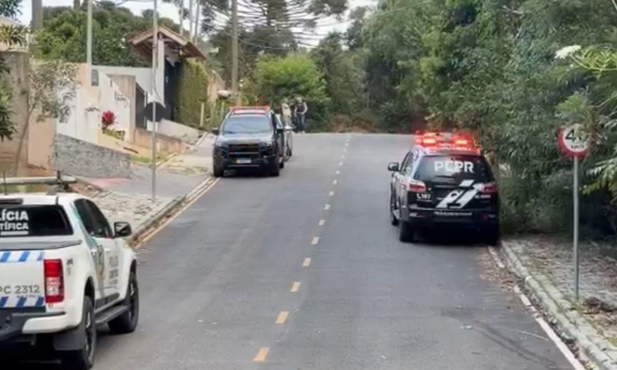 Viaturas da Polícia Federal e da Polícia Militar durante confronto em Fazenda Rio Grande