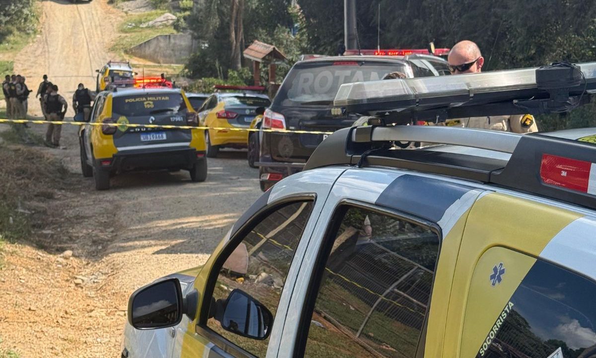 Viaturas policiais e equipes de atendimento no local de confronto, em Piraquara