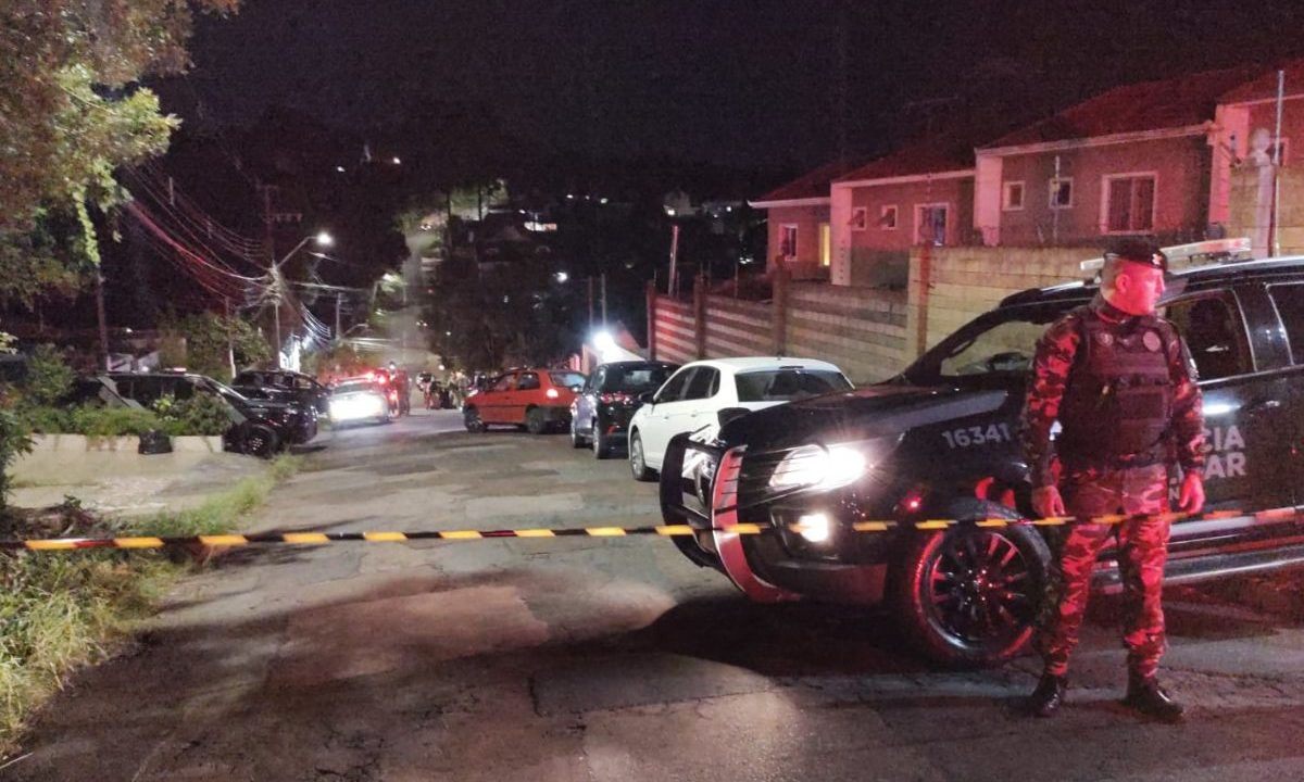 Policial da RONE isola rua após confronto armado no bairro Barreirinha, em Curitiba