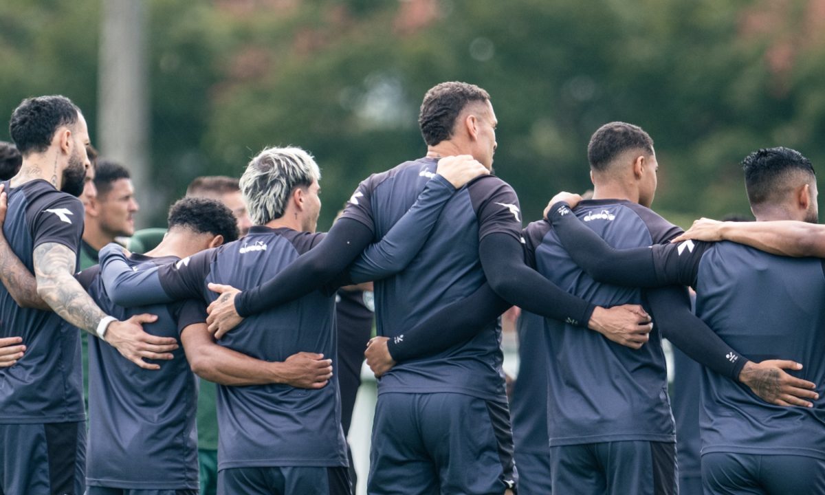 Foto dos jogadores do Coritiba em treinamento