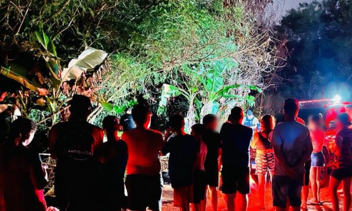 Policiais civis e peritos da Polícia Científica analisam e recolhem corpo de homem encontrado carbonizado em meio a entulhos, em Foz do Iguaçu