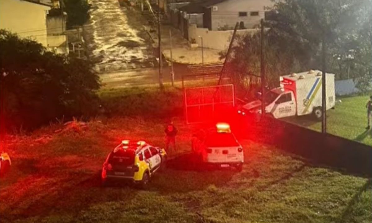 local onde a criança encontrou o homem morto em apucarana. na imagem aparece uma viatura da polícia e uma do iml