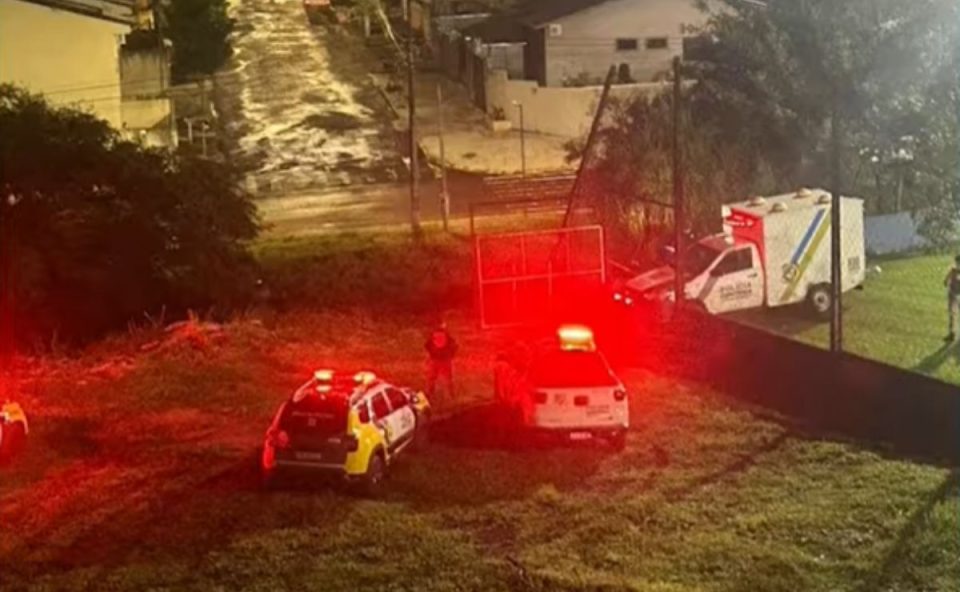 local onde a criança encontrou o homem morto em apucarana. na imagem aparece uma viatura da polícia e uma do iml
