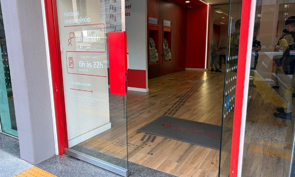 Foto mostra interior de agência bancária do Santander após criminoso invadir o local e furtar itens