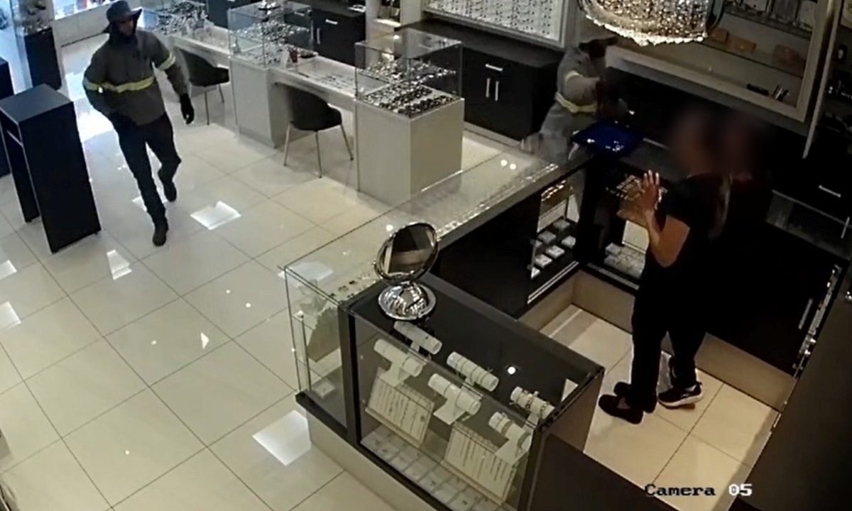 Dois assaltantes armados rendem funcionárias atrás do balcão durante invasão a relojoaria no centro de Mandaguari.
