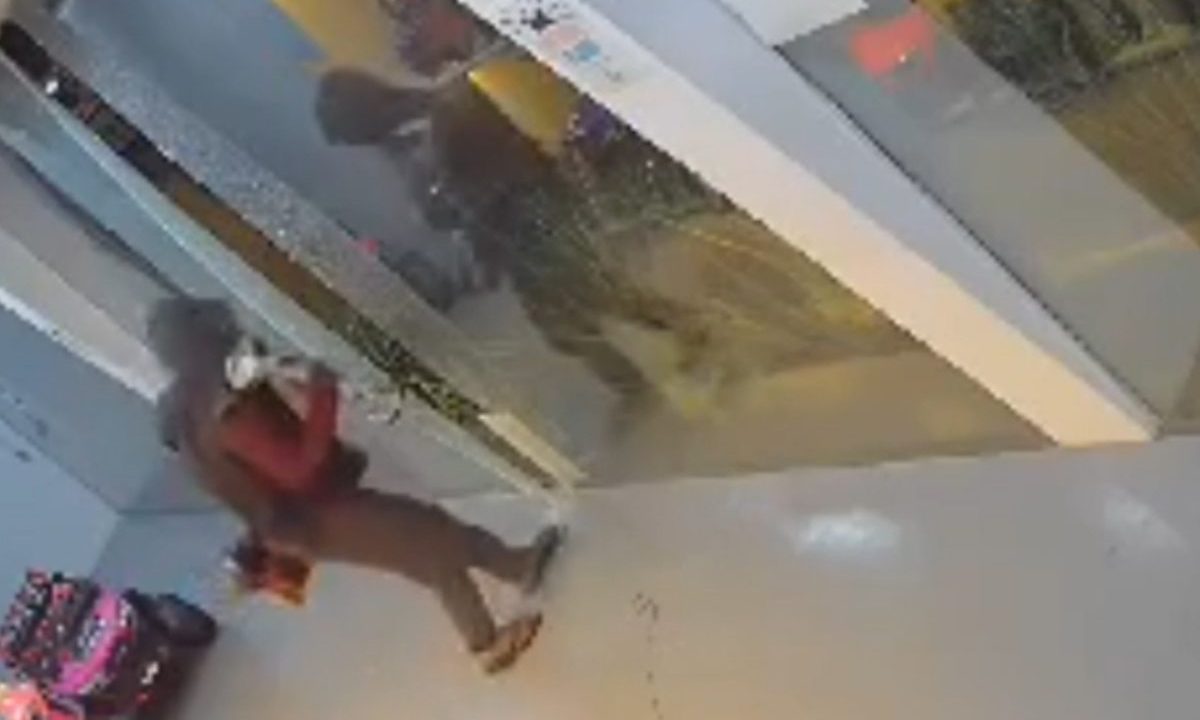 Vídeo mostra criminoso invadindo loja de brinquedos em Curitiba, para furtar produtos.