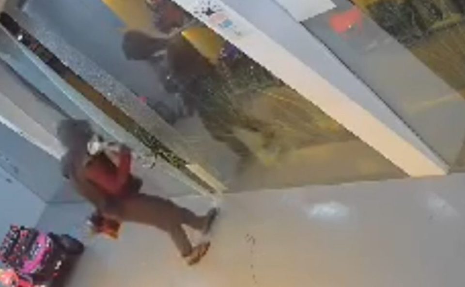 Vídeo mostra criminoso invadindo loja de brinquedos em Curitiba, para furtar produtos.