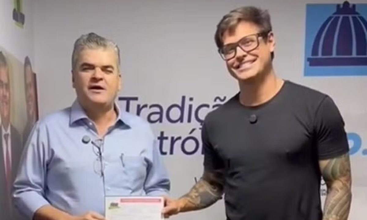 Foto de Dado Dolabella ao lado de presidente de partido político