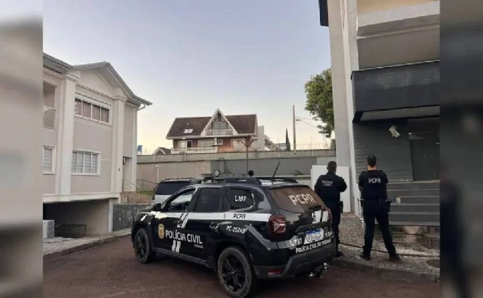 Foto mostra policias na frente da casa do "dentista dos famosos"