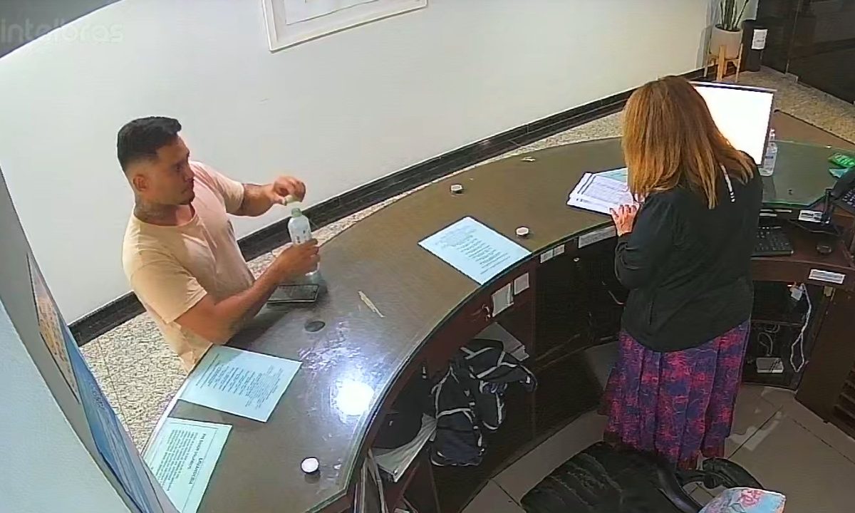 rapaz, hóspede, agredindo recepcionista de hotel em curitiba