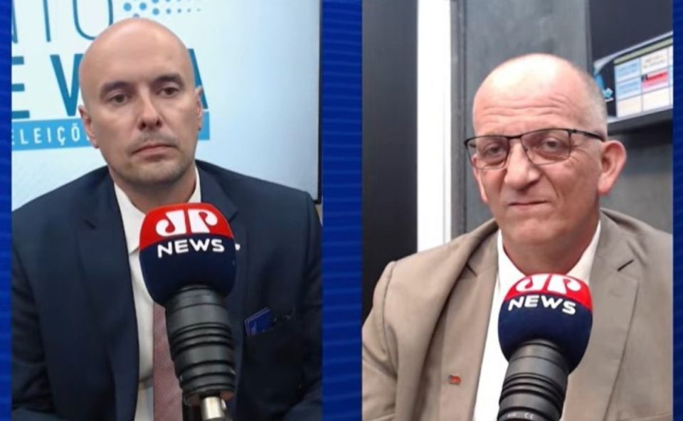 Eduardo Stremel e coronel Adilar comentam sobre os desafios da segurança pública no Paraná. A imagem mostra stremel e adilar nos microfones da Jovem Pan News Paraná