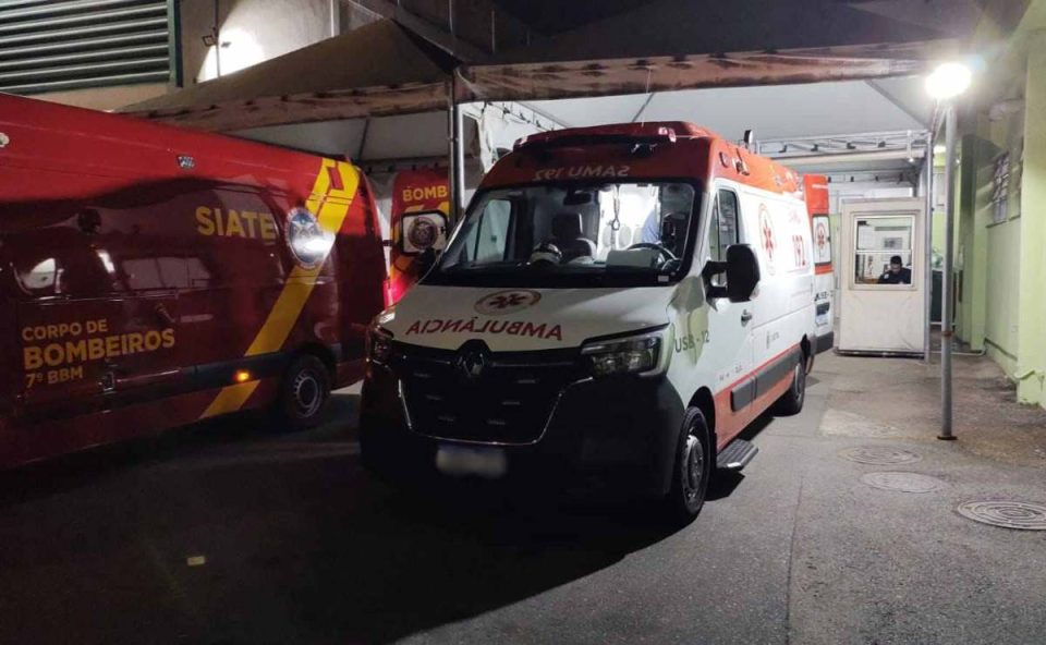 Samu no hospital onde vítima foi esfaqueada após discussão entre mulheres na CIC
