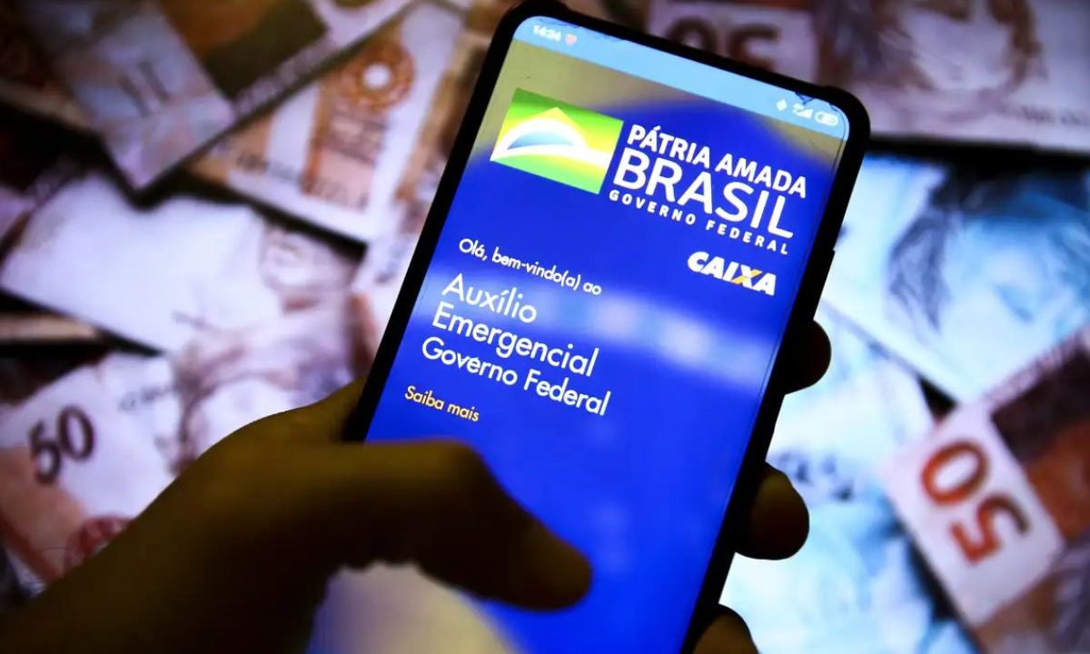 Homem usando o aplicativo da Caixa Econômica Federal