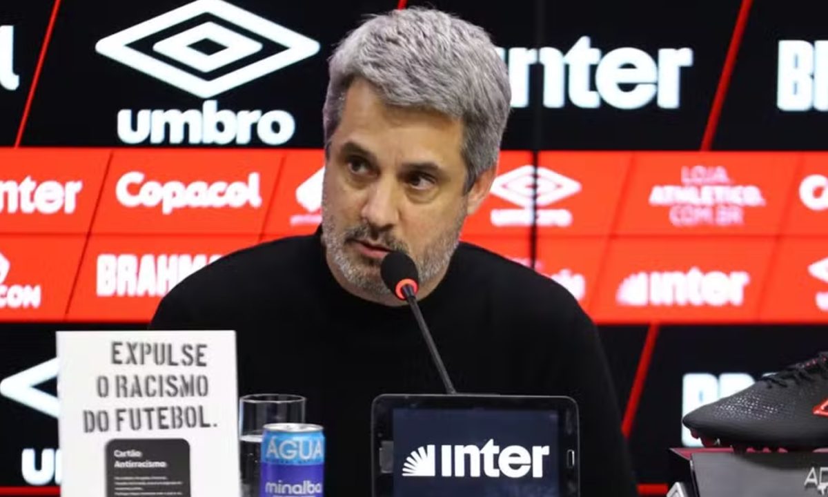 Foto de Eduardo Freeland, ex-Athletico, em entrevista