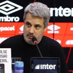 Foto de Eduardo Freeland, ex-Athletico, em entrevista