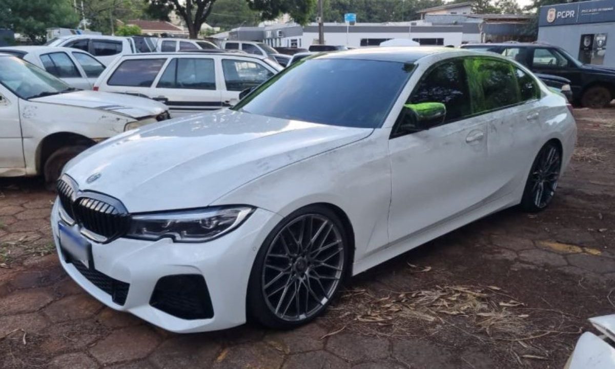 foto da BMW branca usada por suspeito para matar empresário. o empresário foi morto a tiros ao lado do pai dentro da loja de carros, na qual era proprietário