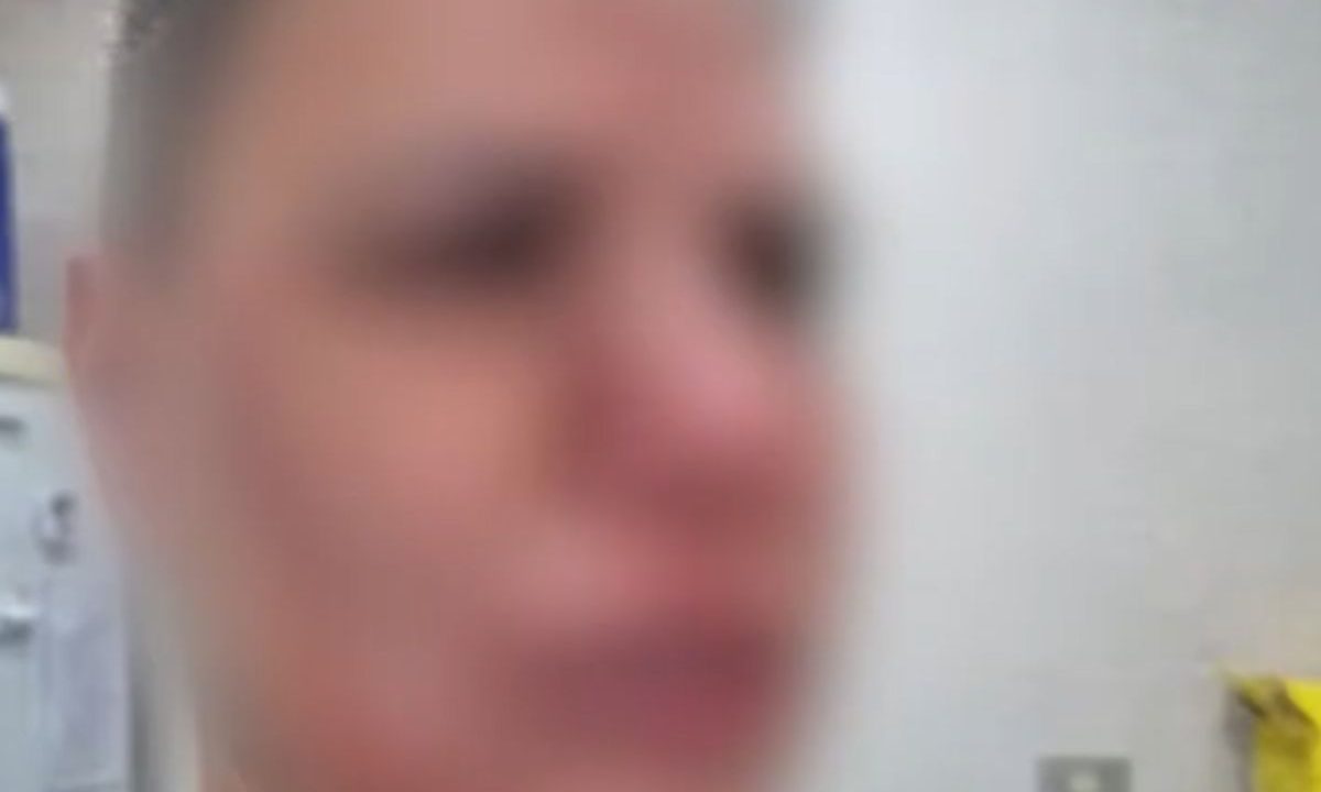Enfermeira com rosto ferido após ser espancada dentro de UPA em Curitiba, imagem com desfoque para preservar identidade