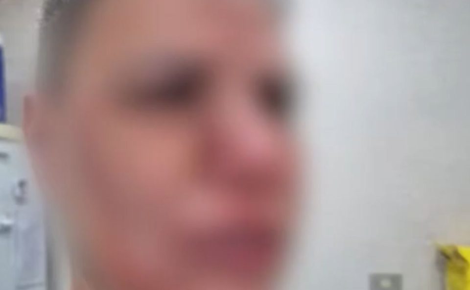 Enfermeira com rosto ferido após ser espancada dentro de UPA em Curitiba, imagem com desfoque para preservar identidade