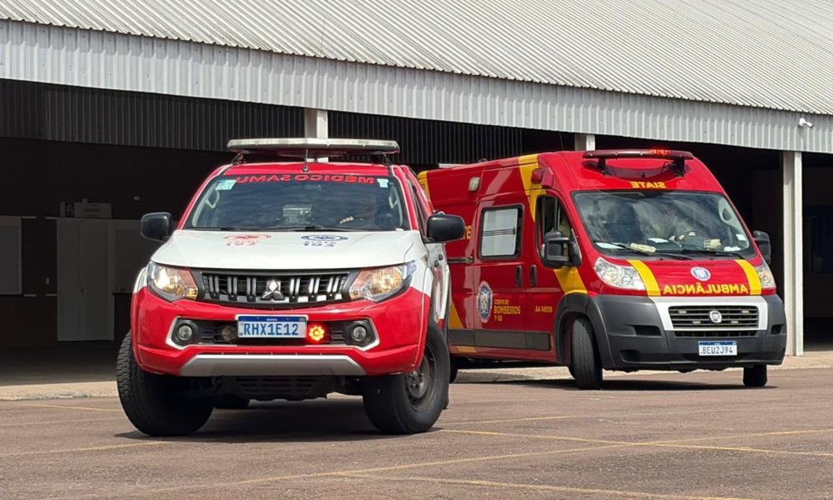 Ambulâncias do Corpo de Bombeiros prestam atendimento a uma ocorrência no bairro Capão Raso, em Curitiba, após um engenheiro cair do telhado da Paróquia Santuário São José.