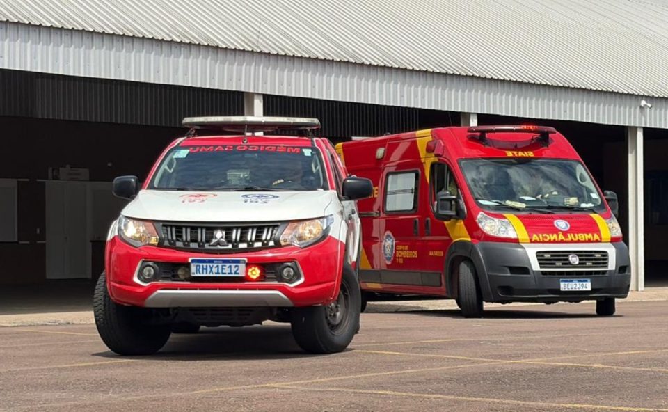 Ambulâncias do Corpo de Bombeiros durante atendimento de ocorrência após engenheiro cair de telhado na Paróquia Santuário São José, no bairro Capão Raso, em Curitiba.