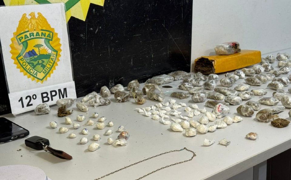 Foto mostra porções de drogas sobre mesa, após prisão de entregador no bairro São Braz