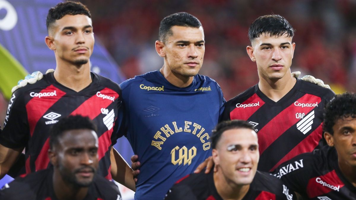 Jogadores do Athletico posicionados na foto. De pé, Arthur Dias, Santos e Esquivel