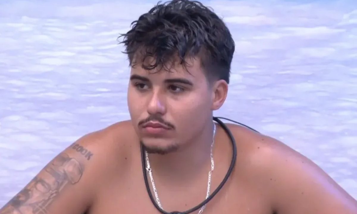 Foto do ex-BBB26, Pedro Espíndola, na piscina durante confinamento do programa, antes de desistir