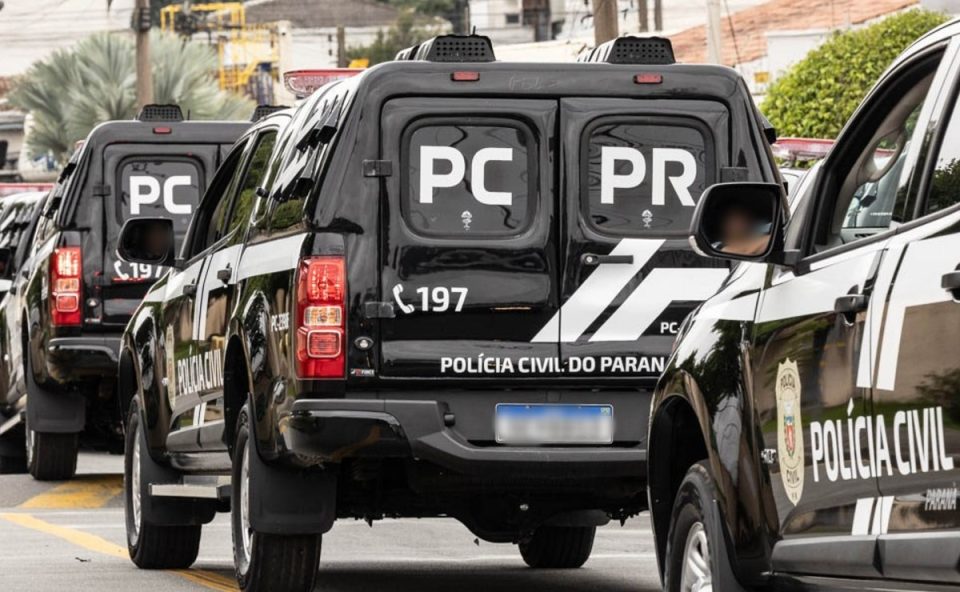 Foto ilustrativa e de divulgação mostra viaturas pretas da Polícia Civil enfileiradas em rua; viatura é semelhante à usada por ex-delegado condenado por uso irregular