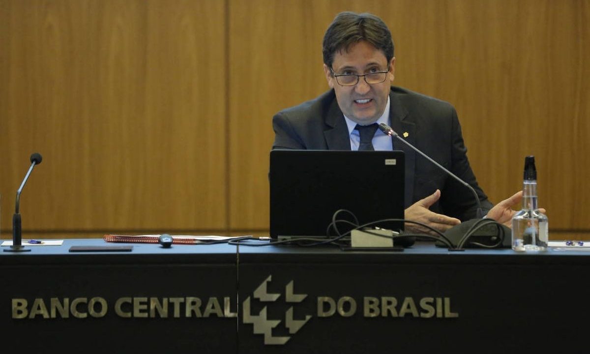 Paulo Sérgio, ex-diretor do Banco Central do Brasil (BCB) sentado, falando ao microfone. Atrás dele, uma parede de madeira amarelada. O ex-diretor do BC é suspeito de manipular dados do Master, banco de Daniel Vorcaro.