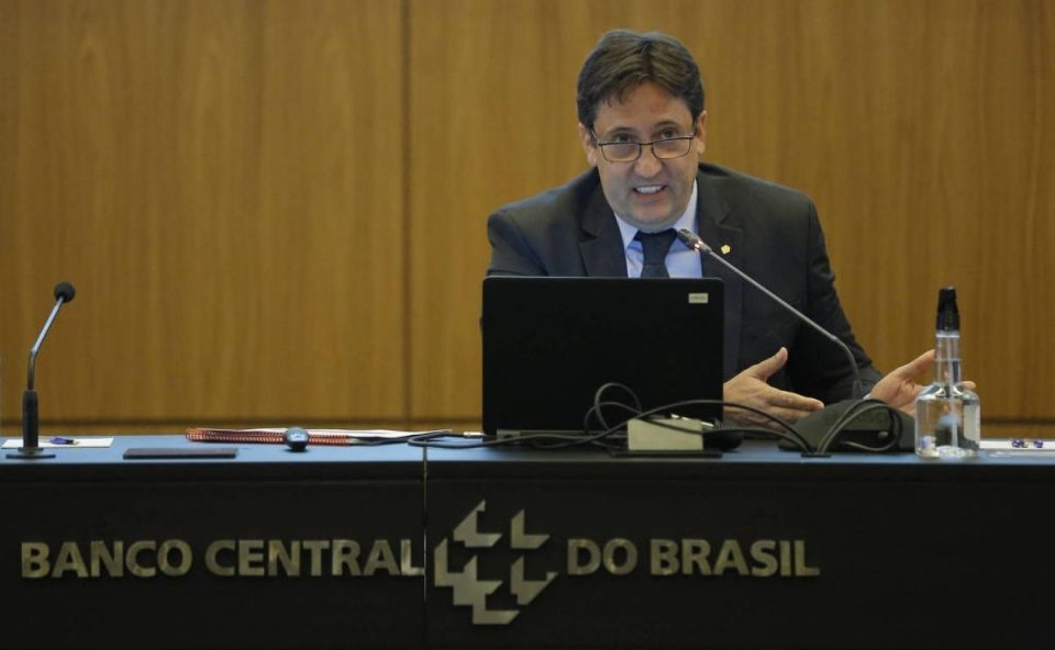 Paulo Sérgio, ex-diretor do Banco Central do Brasil (BCB) sentado, falando ao microfone. Atrás dele, uma parede de madeira amarelada. O ex-diretor do BC é suspeito de manipular dados do Master, banco de Daniel Vorcaro.