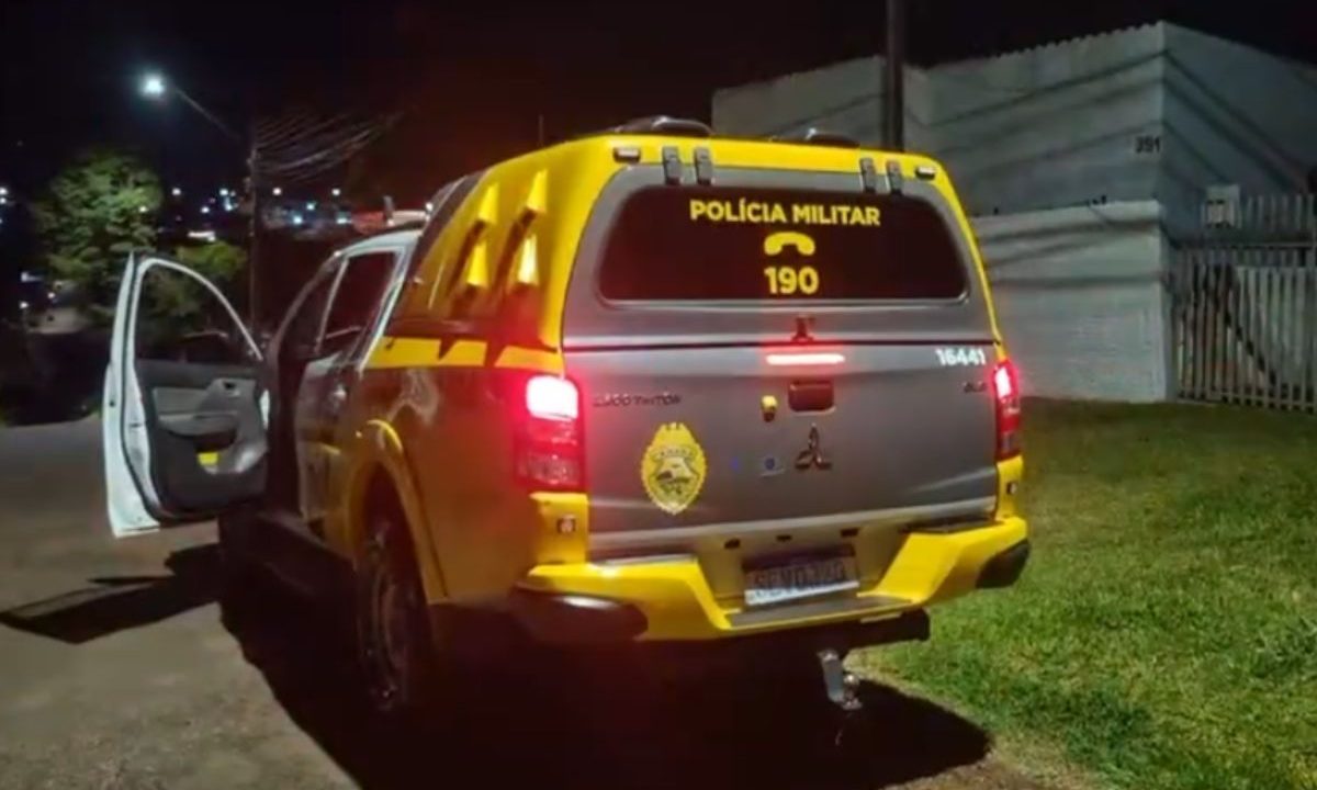 foto do local onde a família foi feita refém durante o assalto. na imagem aparece uma viatura da polícia