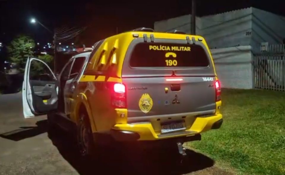 foto do local onde a família foi feita refém durante o assalto. na imagem aparece uma viatura da polícia