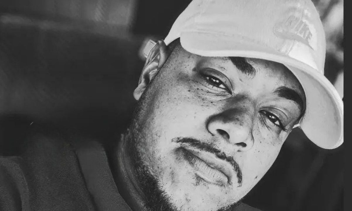 foto do filho do pastor morto a tiros em lanchonete na frente da família. na imagem em preto e branco ele aparece de boné